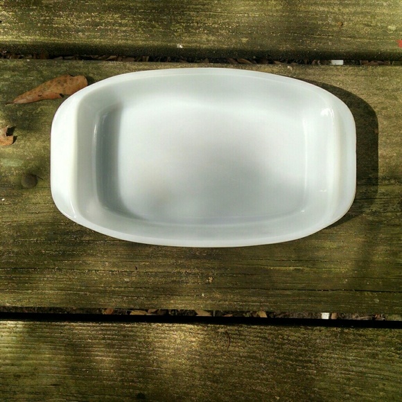 Vintage Dynaware Small Casserole Dish w/ Handles - Picture 2 of 4